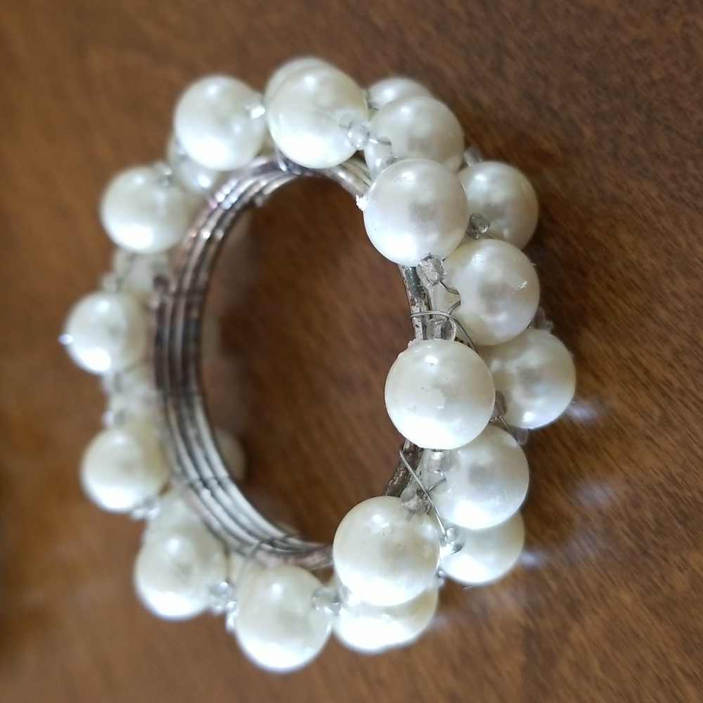6 Pearl Napkin Rings - Picture 2 of 6
